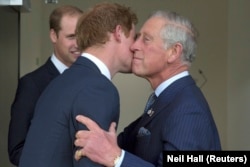 Pangeran Harry dari Inggris menyapa ayahnya Pangeran Charles sebelum menghadiri pertemuan Ketenagakerjaan Pemimpin Bisnis di London timur 10 September 2014. (Foto: REUTERS/Neil Hall)