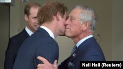 Pangeran Harry dari Inggris menyapa ayahnya Pangeran Charles sebelum menghadiri pertemuan Ketenagakerjaan Pemimpin Bisnis di London timur 10 September 2014. (Foto: REUTERS/Neil Hall)