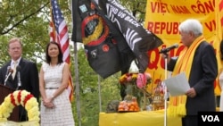 Thượng nghị Sĩ Jim Webb và phu nhân cùng Giáo sư Nguyễn Ngọc Bích dự buổi lễ đánh dấu 40 năm ngày 30 tháng 4 tại Đài Tưởng niệm Chiến tranh VN trong thủ đô Washington. (Ảnh: Hồng Hoa)