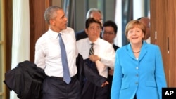 美國總統奧巴馬(左)﹐安倍晉三(中)及德國總理默克爾(右)2015年6月7日資料照。