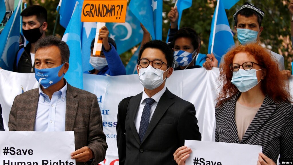 流亡海外的前香港立法会议员罗冠聪2020年9月1日在柏林抗议中国外长王毅访德。（路透社）(photo:VOA)