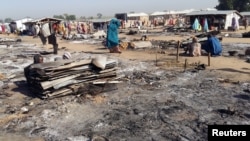 Dégâts causés dans un camp de déplacés à Dalori dans le nord-est du Nigéria après une attaque de Boko Haram le 1er novembre 2018.