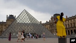 Museum Louvre di Paris ramai dikunjungi turis, terutama pada musim panas.