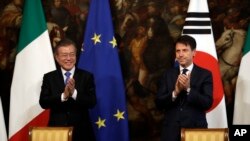 Perdana Menteri Italia Giuseppe Conte (kanan) dan Presiden Korea Selatan Moon Jae-in saat bertemu di kantor Perdana Menteri Istana Chigi di Roma, Rabu, 17 Oktober 2018.
