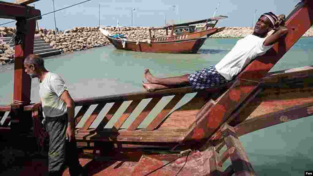 مرد صیاد در بوشهر، در کنار خلیج فارس دراز کشیده و استراحت می کند. عکس: محمد یوسفی، فارس