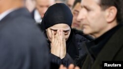 Une femme en pleurs lors d'une cérémonie funéraire pour trois des victimes du meurtre au Centre culturel islamique du Québec, à Montréal, Québec, Canada, 2 février 2017.