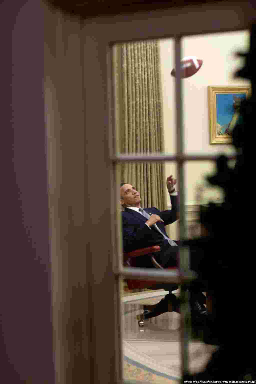 Barack Obama lance un ballon de football dans son bureau, le 23 avril 2009. (White House/Pete Souza)