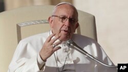 Paus Fransiskus berbicara dalam audiensi mingguan di lapangan Santo Petrus di Vatikan. 22 November 2017. Paus Fransiskus memulai lawatan di Myanmar and Bangladesh minggu depan.