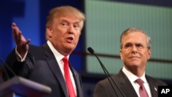 Ứng cử viên tổng thống đảng Cộng hòa Donald Trump và Jeb Bush trong cuộc tranh luận lần đầu tiên tại Cleveland, ngày 6/8/2015. 