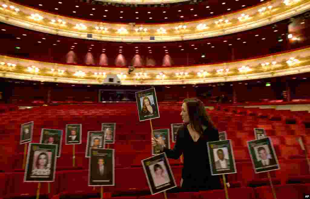 شارلوت مارتين، عضو آکادمی سينمايی بريتانيا در سالن اپرای سلطنتی لندن در حال تنظيم جايگاه ستارگان سينمای بريتانيا برای جشنواره فيلم بافتا است.
