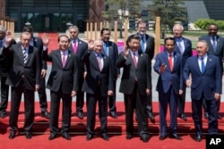 Presiden China Xi Jinping, barisan depan ketiga kanan, di pinggiran Beijing, China, Senin, 15 Mei 2017. Tampak Presiden Jokowi dan Presiden Rusia Vladimir Putin di jajaran para pemimpin negara. (Foto: AP )