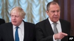 Umushikiranganji ajejwe imigenderanire y'Uburusiya n'ayandi makungu Sergey Lavrov ( i Buryo) kumwe n'umushikiranganji wa mbere w'Ubwongereza Boris Johnson (I Bubamfu) 