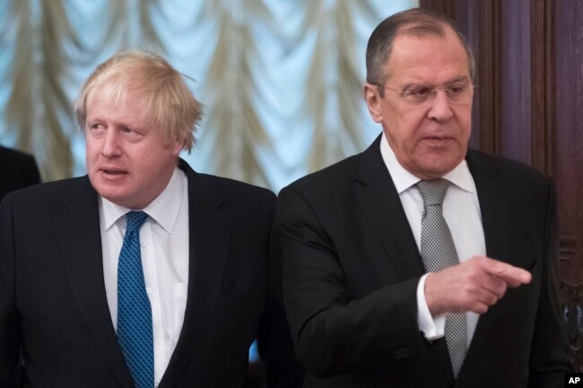 Russian Foreign Minister Sergey Lavrov (R) and British Foreign Secretary Boris Johnson enter a hall for their talks in Moscow, Russia, Dec. 22, 2017.