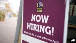 Un letrero de contratación colocado en la entrada del Zoológico de Denver para alentar a los solicitantes de empleo, en Denver, Colorado, el 2 de noviembre de 2021.