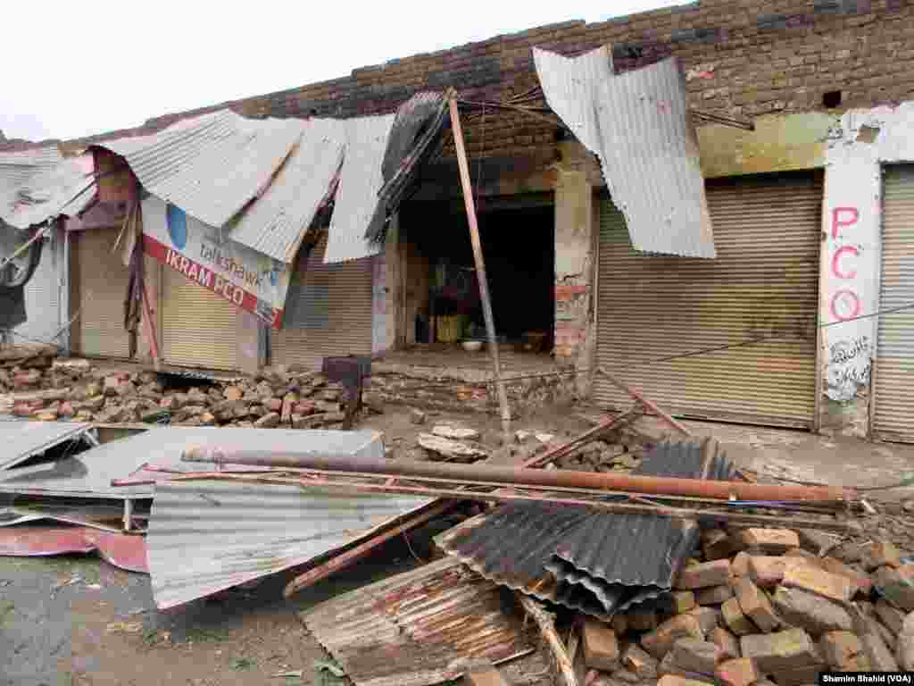 شاور میں تیز ہواؤں کے ساتھ شدید بارش ہوئی جس سے چارسدہ اور نوشہرہ کے اضلاع بھی بری طرح متاثر ہوئے۔