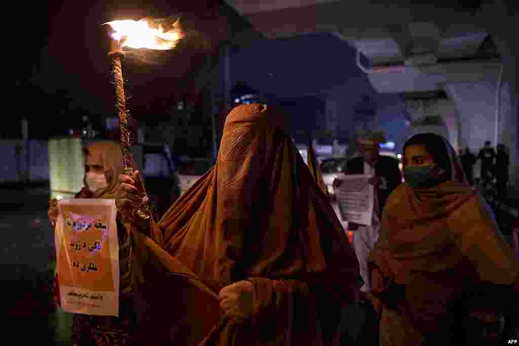 پشاور میں بھی عالمی یوم خواتین سے ایک دن قبل یوم حیا منایا گیا جس کے تحت مشعل بردار ریلیاں نکالی گئیں۔