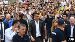 Cristiano Ronaldo tiba di pusat medis Juventus yang terletak di Stadion Alliance, Torino, 16 Juli 2018. Ronaldo tiba di Torino menjelang perkenalan pemain kontrak baru Juventus untuk musim panas, pada 17 Juli.
