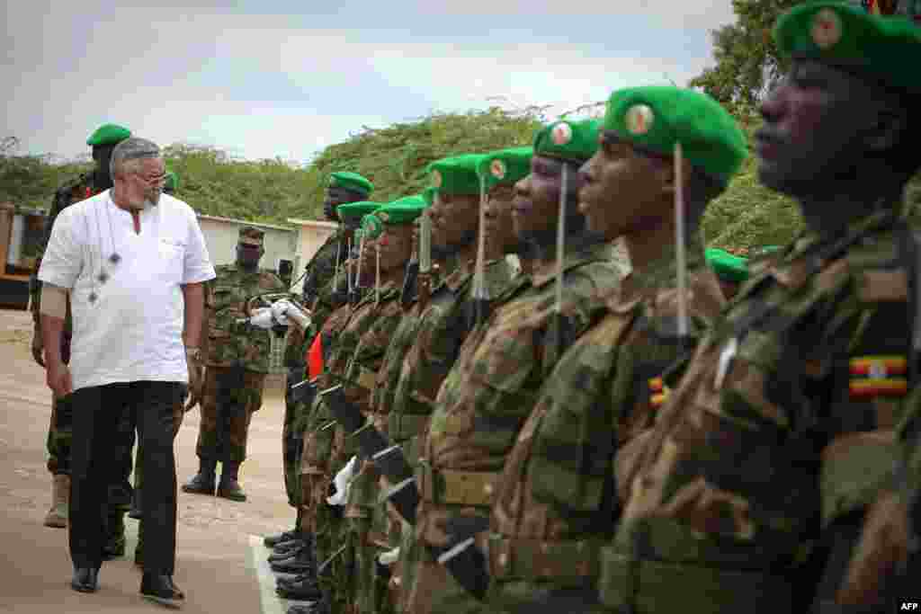 Jerry Rawlings mjumbe wa UN Somalia akikagua wanajeshi wa Uganda katika kikosi cha AMISOM Mogadishu