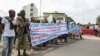 Des manifestants tiennent des banderoles à Cotonou, le 22 juin 2017 .