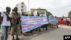Des manifestants tiennent des banderoles à Cotonou, le 22 juin 2017 .