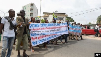 Des manifestants tiennent des banderoles à Cotonou, le 22 juin 2017 .