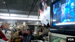 In the hometown of newly-elected Indonesian President Joko Widodo, a market was used as a venue to celebrate his inauguration, complete with a big screen television, Solo, Indonesia, Oct. 20, 2014. (Iris Gera /VOA)