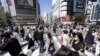 Pejalan kaki mengenakan masker saat melintasi persimpangan Shibuya di tengah pandemi COVID-19 di Tokyo, Jepang, 23 April 2021. (Kyodo via REUTERS)
