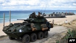 Marinos estadounidenses a bordo de un vehículo blindado después de desembarcar en el muelle de transporte anfibio de la OTAN durante el ejercicio Trident Juncture, en la playa de Pinheiro da Cruz, al sur de Lisboa, cerca de Grandola. Foto de archivo.