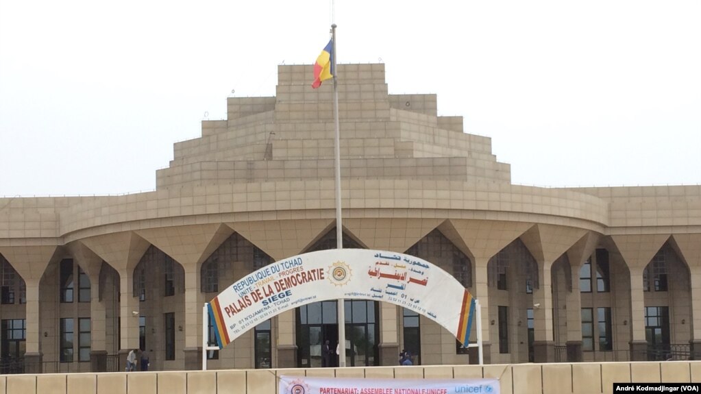 Le Palais de la Démocratie abritant le siège de l'Assemblée Nationale N'Djamena, Tchad, 13 septembre 2017 (VOA/André Kodmadjingar)
