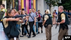 La police évacue un centre commercial à Munich le 22 juillet 2016 suite à la suite d'une fusillade.