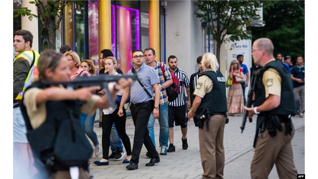 Police evacuates people from the shopping mall in Munich on July 22, 2016 following a shootings earlier.