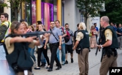 Police evacuates people from the shopping mall in Munich on July 22, 2016 following a shootings earlier.