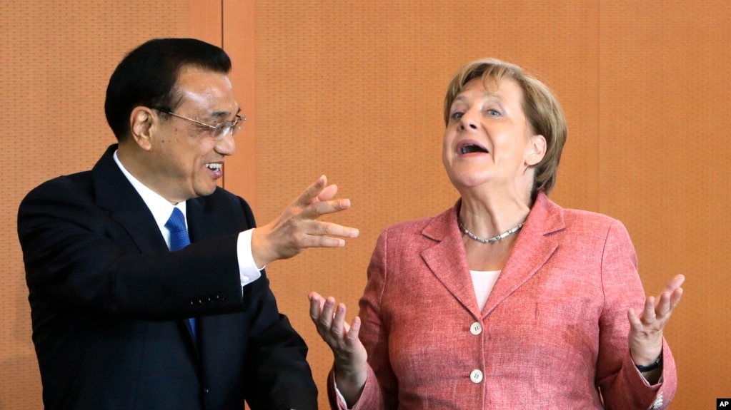 中国总理李克强五月底开始访问欧洲，在争取欧盟承认中国市场经济地位等重大经贸问题上遭遇挫折。图为李克强与德国首相默克尔在一起。（资料照片）