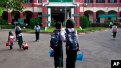 ဇွန်လ ၁ ရက်နေ့ ၂၀၁၂ ခုနှစ်တုန်းက ရန်ကုန်မြို့ရှိ အထက်တန်းကျောင်းတခုမှာ တွေ့ရတဲ့ ပထမဦးဆုံးကျောင်းဖွင့်ရက် မြင်ကွင်း။ (ဇွန် ၀၁၊ ၂၀၁၂)