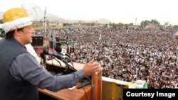 وزیراعظم عمران خان په جمرود کې د وینا په مهال.
عکس د رېډیو پاکستان په مننه.