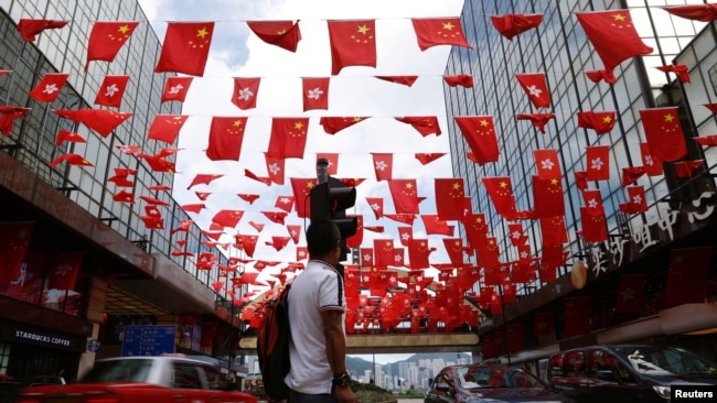 香港主权移交中国20周年之际香港街道上空的中国国旗与香港特区旗帜。（2017年6月27日）