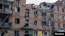 Градоначалникот на Миколаив, Олександр Сиенкович, исто така, во четвртокот пријавил гранатирање во јужниот украински град во текот на ноќта што уништила петкатна станбена зграда.