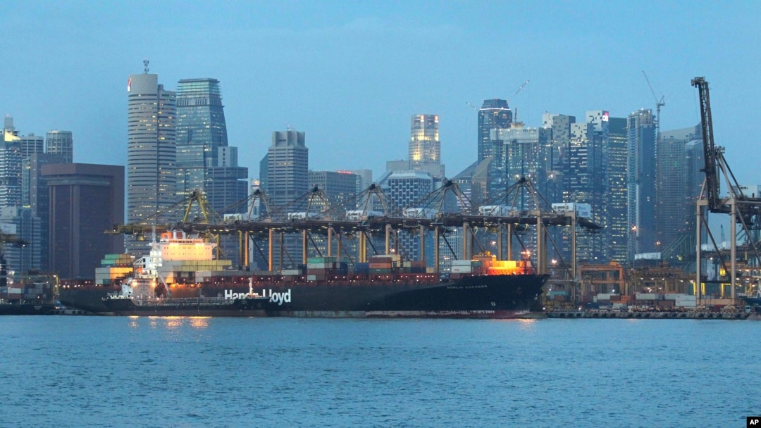 Sebuah kapal peti kemas memasuki pelabuhan Singapura (Foto: dok). Biro Maritim Internasional (IMB) melaporkan hilangnya sebuah kapal tangki Thailand MT Orapin 4 setelah meninggalkan pelabuhan ini, Selasa (27/5) yang lalu.