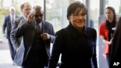 U.S. Secretary of Commerce Penny Pritzker, 2. from right, visits The Factory, a campus for 'Startup' companies during her Berlin visit, Oct. 28, 2015. 