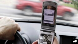 Unas 660 mil personas en EE.UU. admitieron que envían mensajes de texto y conducen a la vez.