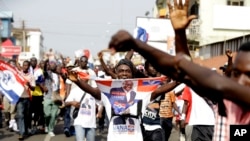 Les partisans de l’opposant Nana Akufo-Addo sortent dans les et s’apprêtent à célébrer la victoire de leur candidat à la présidentielle, à Accra, Ghana, 8 décembre 2016.