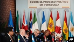 Delegados internacionales asisten a una conferencia centrada en la crisis política de Venezuela en Bogotá, Colombia, el martes 25 de abril de 2023.