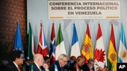 Delegados internacionales asisten a una conferencia centrada en la crisis política de Venezuela en Bogotá, Colombia, el martes 25 de abril de 2023.(Foto AP/Fernando Vergara)