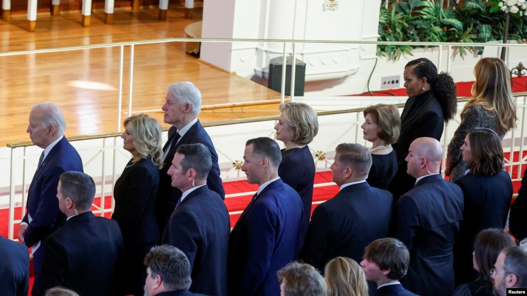 Američki predsednik Džo Bajden, bivši predsednik Bil Klinton, bivše prve dame Mišel Obama, Melanija Tramp, Lora Buš i Hilari Klinton prisustvuju komemoraciji bivše prve dame Rozalin Karter u Atlanti 28. novembra 2023. (Foto: Rojters/Evelyn Hockstein)