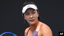 Petenis China Peng Shuai bereaksi selama pertandingan putaran pertama melawan petenis Jepang Nao Hibino di kejuaraan tenis Australia Terbuka di Melbourne, Australia pada 21 Januari 2020. (Foto: AP)