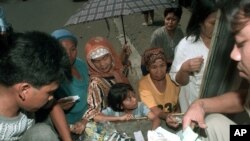 Warga menerima makanan kaleng. (Foto: ilustrasi)