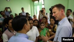 ဗြိတိန်နိုင်ငံခြားရေး ဝန်ကြီး Jeremy Hunt က ပဋိပက္ခတွေ ဖြစ်ခဲ့တဲ့ ရခိုင်မြောက်ပိုင်း ဒေသကို သွားရောက်