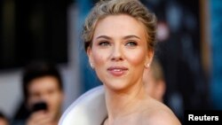 Scarlett Johansson se convirtió en la primera mujer en ser nombrada en dos ocasiones como la mujer más sexy por la revista Esquire.