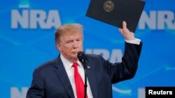 도널드 트럼프 대통령이 26일 열린 총기협회에서 ㅇ녀설하고 있다. 