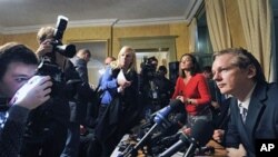 Wikileaks founder Julian Assange (R) faces photographers during a press conference at the Geneva Press Club on 04 Nov 2010 in Geneva